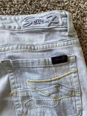 Seven7 Women's Light Wash Denim capris- Light Blue